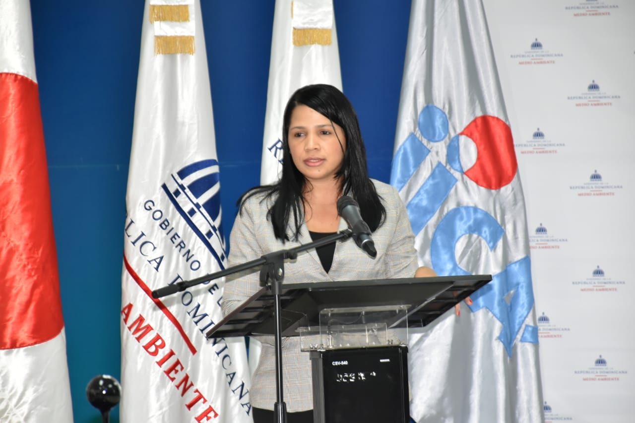 Rosanna Arias Tejeda, directora de Cooperación Bilateral del Ministerio de Economía, Planificación y Desarrollo, en la tercera reunión de seguimiento del “Proyecto de Fortalecimiento de la Capacidad Institucional para Gestión Integral de Residuos Sólidos a nivel nacional (FOCIGIRS – FASE II)”.