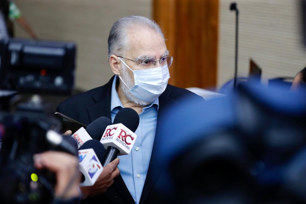 El ministro de Economía, Planificación y Desarrollo, Miguel Ceara Hatton, explica a periodistas dominicanos el comportamiento de los indicadores económicos, referentes al precio del petróleo.