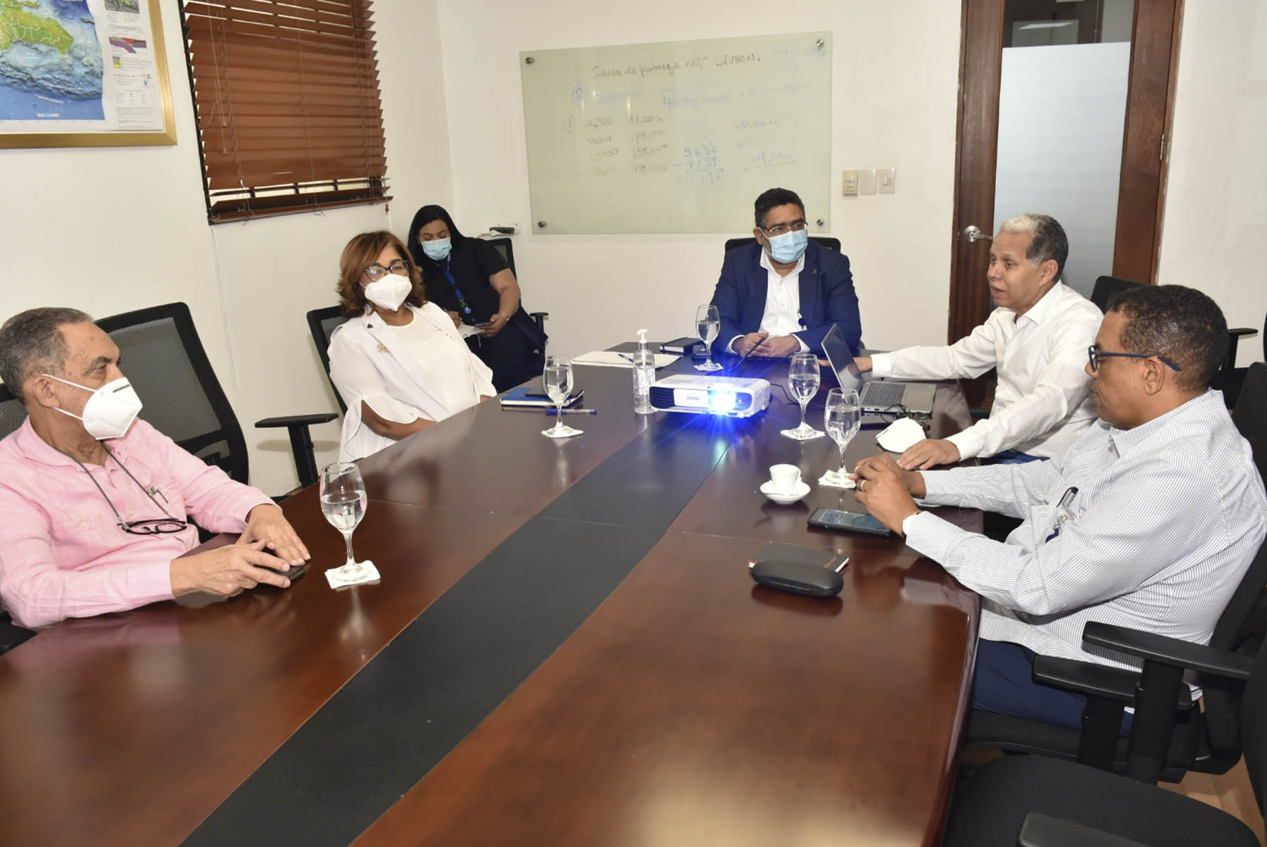 Mesa de trabajo presentación propuestas reglamento Consejo de Desarrollo Provincial, encabezada por el viceministro Domingo Matías, viceministro de Ordenamiento Territorial y Desarrollo Regional.