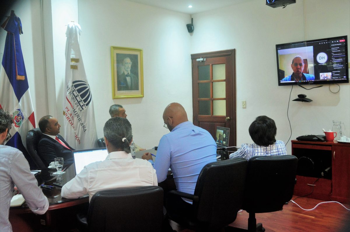 El viceministro de Ordenamiento Territorial y Desarrollo Regional, Domingo Matías, encabezó de manera virtual la reunión con los representantes de la Alcaldía de Verón de la provincia La Altagracia.