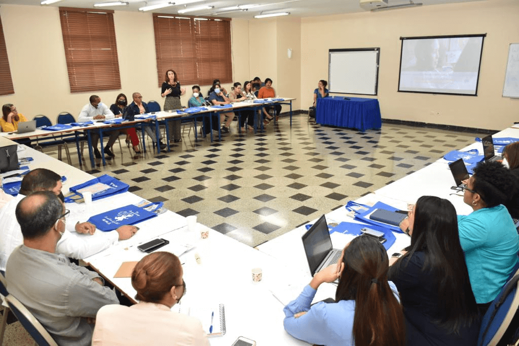 La mesa técnica del cuidado en la reunión.