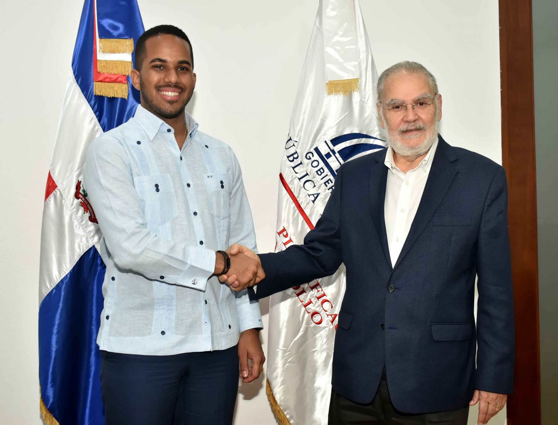 El ministro de Economía, Planificación y Desarrollo, Miguel Ceara Hatton, recibe la visita del ministro de la Juventud, Rafael Jesús Féliz García.