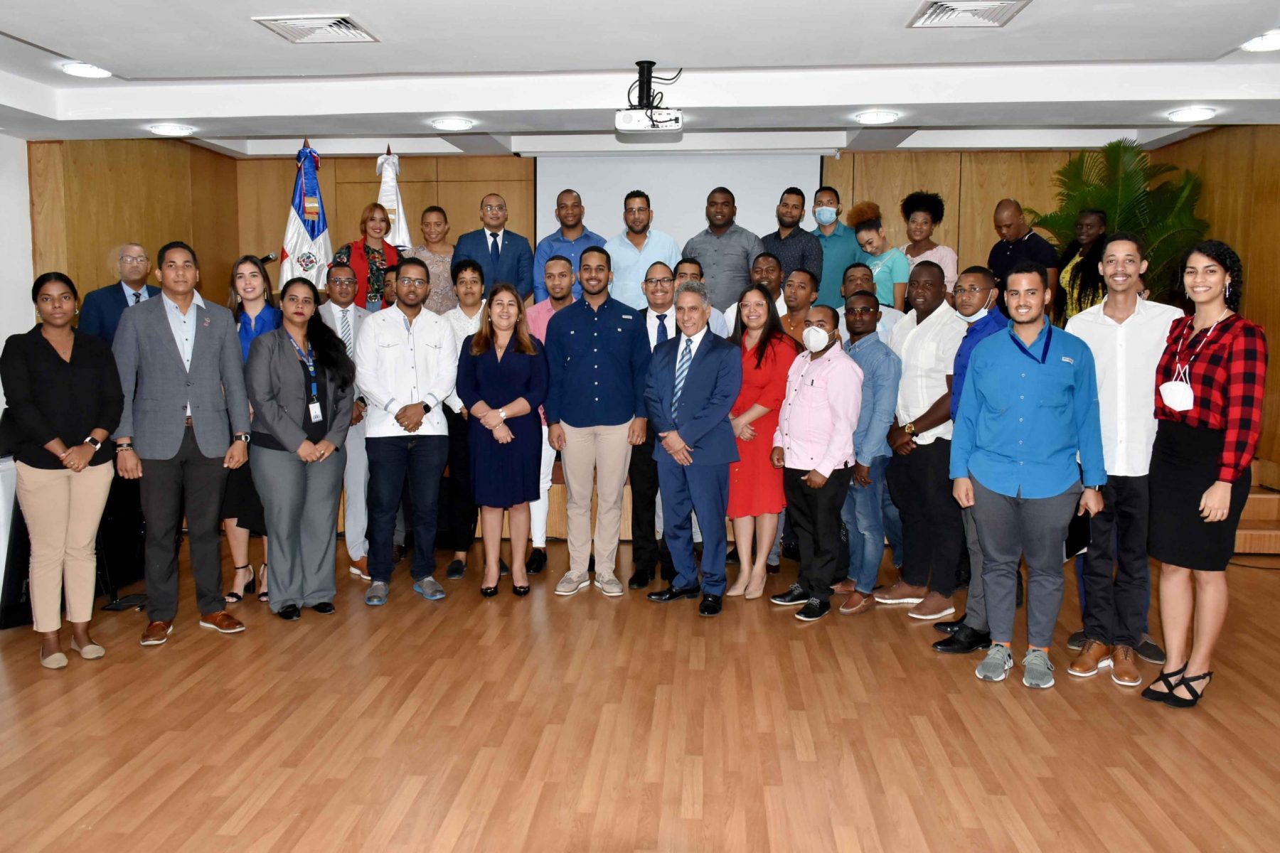 La directora ejecutiva del CASFL, Vielka Polanco, en representación del ministro de Economía, Planificación y Desarrollo, Miguel Ceara Hatton, y el ministro de la Juventud, Rafael Jesús Féliz García con los representantes de las asociaciones estudiantiles. Del Ministerio de la Juventud, también les acompañan el viceministro de Desarrollo de Programas del Ministerio de la Juventud, Francisco Santiago, y el director de Planificación, Ramón Galán.