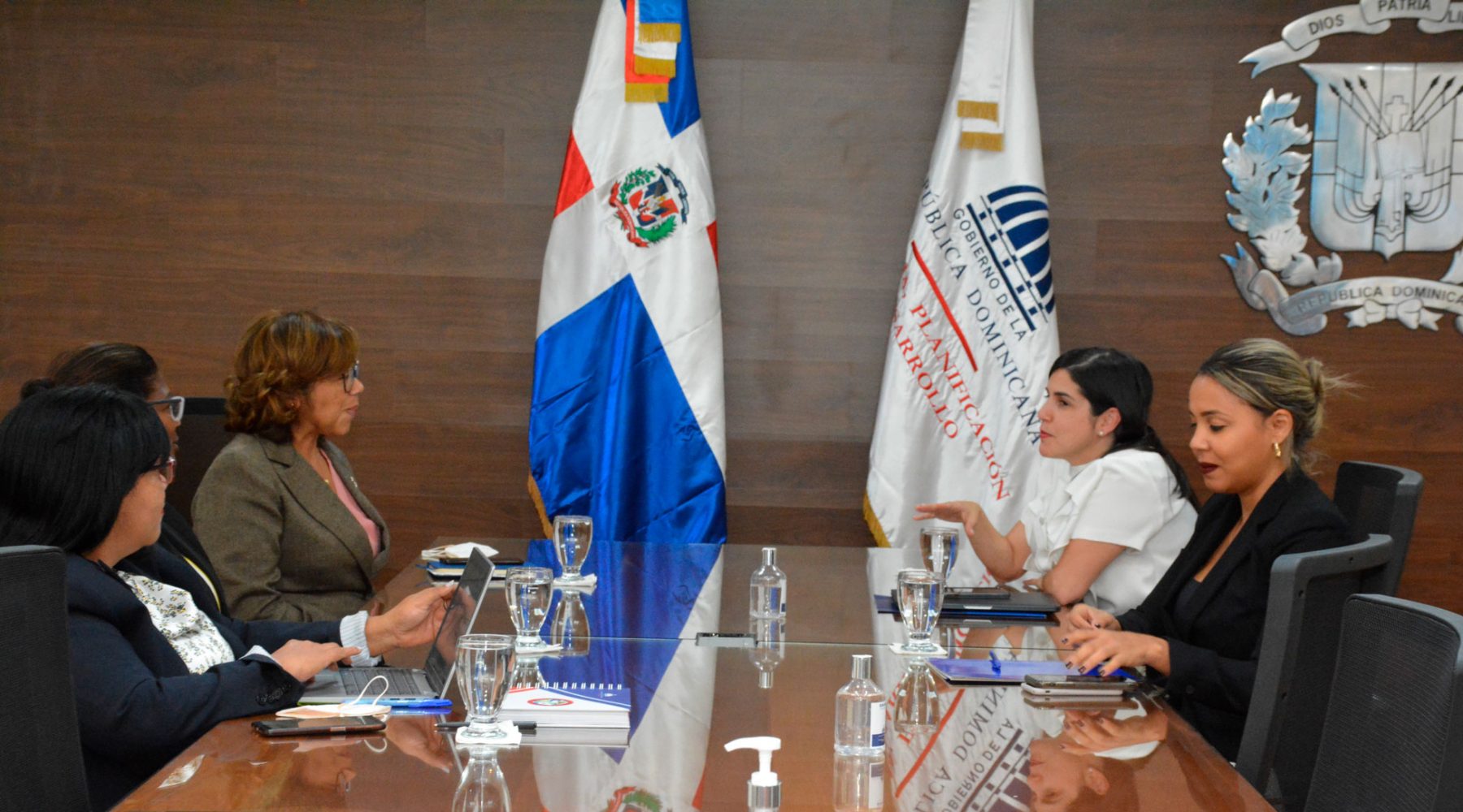 Mesa de trabajo encabezada por Olaya Dotel, viceministra de Cooperación Internacional del Ministerio de Economía, Planificación y Desarrollo y Ordenadora Nacional de los Fondos Europeos para el Desarrollo, y Bibiana Riveiro, directora ejecutiva del Centro de Exportación e Inversión de la República Dominicana (ProDominicana), junto a Patricia Peña, gerente de Cooperación de ProDominicana, y del Ministerio de Economía, Planificación y Desarrollo, Lidia Encarnación, directora de Cooperación Regional y Sandra Lara, directora de Cooperación Multilateral.