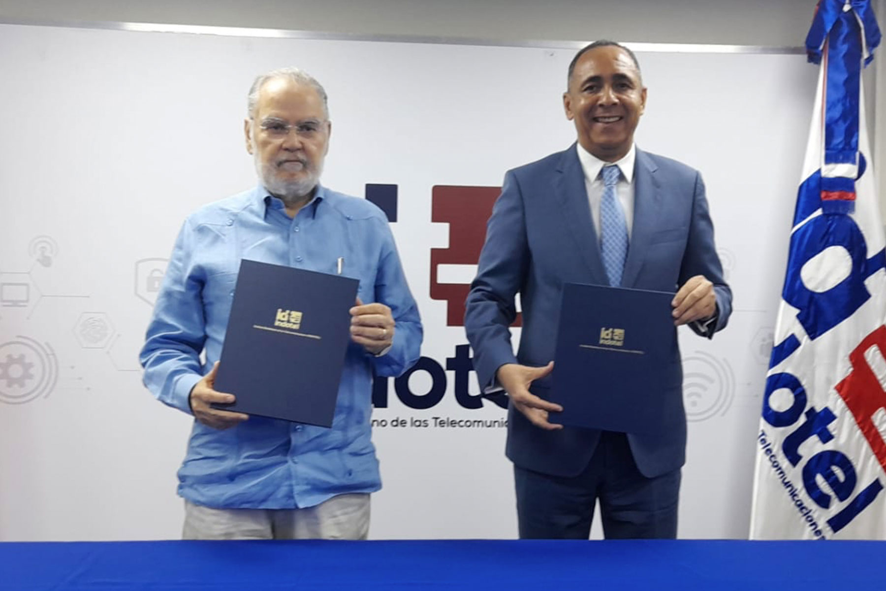 El ministro de Economía, Planificación y Desarrollo, Miguel Ceara Hatton, y el presidente del Consejo Directivo de INDOTEL, Nelson Arroyo firman la alianza interinstitucional.
