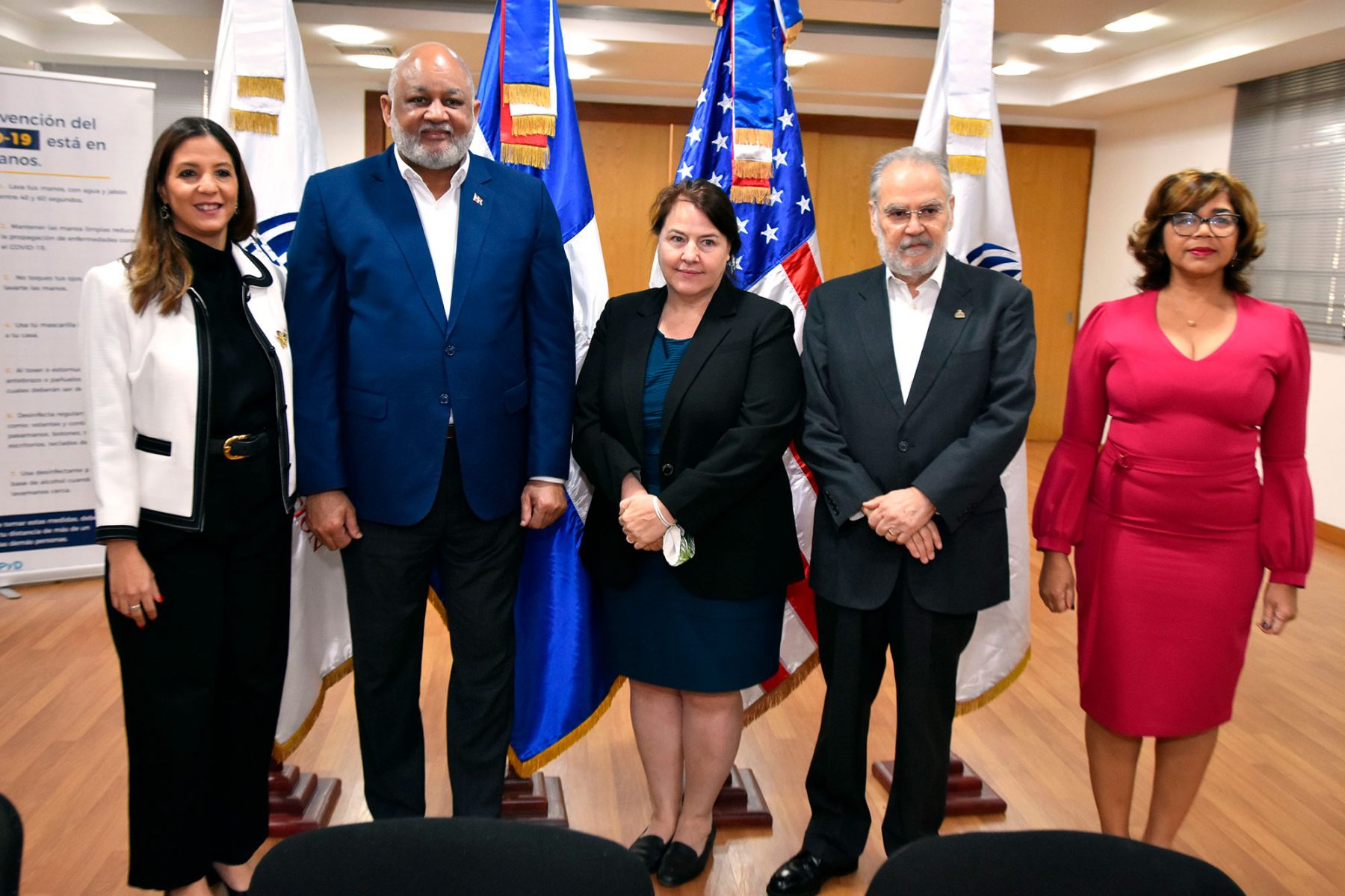 Los ministros Miguel Ceara Hatton, de Economía, Planificación y Desarrollo y Roberto Fulcar, de Educación, La viceministra de Cooperación Internacional y Ordenadora Nacional de los Fondos Europeos para el Desarrollo, Olaya Dotel, junto a Rebecca Latorraca, directora de la USAID en República Dominicana y Odile Camilo, rectora de UNIBE, encabezan el acto de presentación del proyecto USAID Leer.