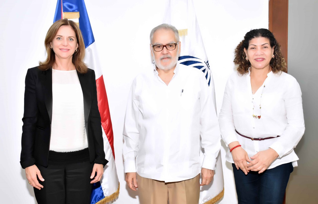 La representante del Fondo de Población de las Naciones Unidas (UNFPA) en México, Alanna Armitage, el ministro de Economía, Miguel Ceara Hatton, y la representante residente de la UNFPA en República Dominicana, Sonia Vásquez.