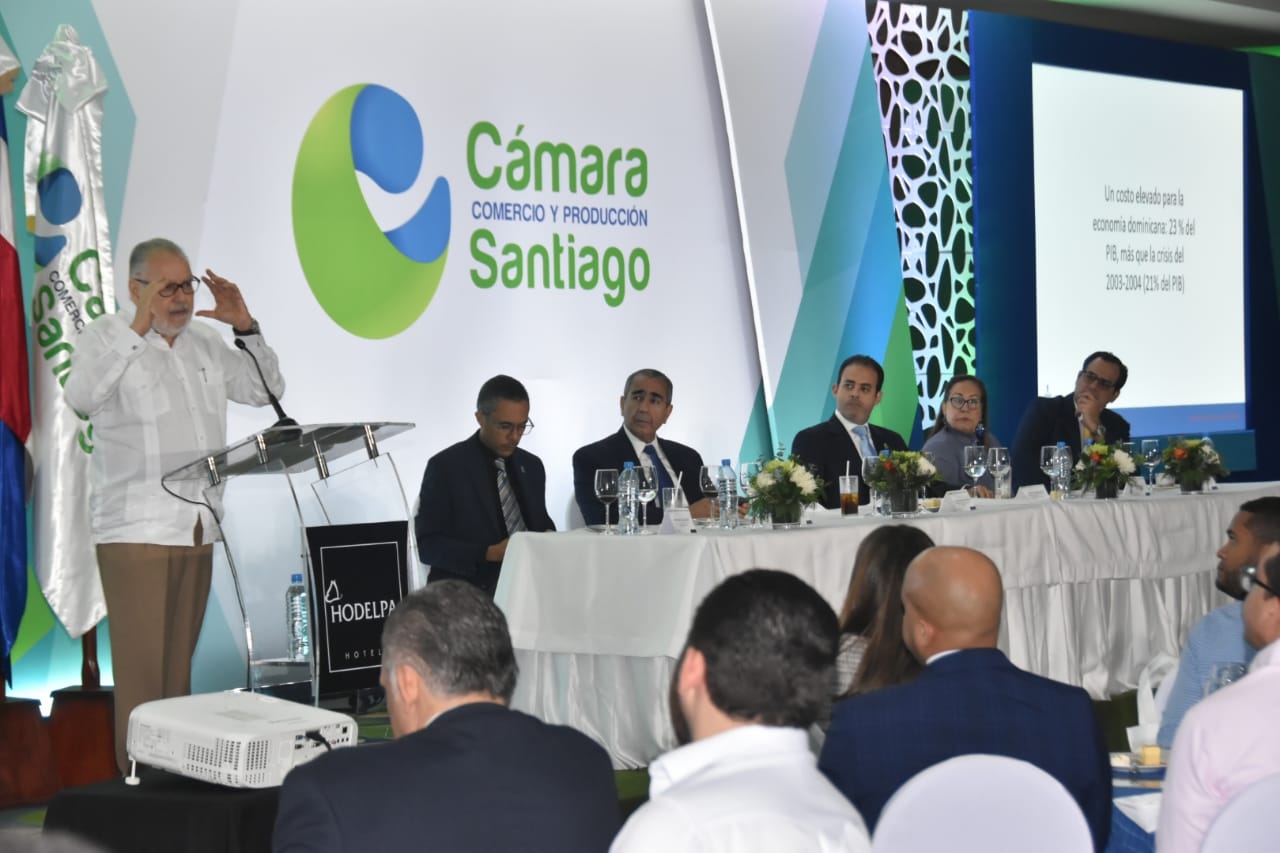 El ministro de Economía, Planificación y Desarrollo, Miguel Ceara Hatton pronuncia la conferencia magistral “Perspectivas Económicas del 2022, en un almuerzo, organizado por la Cámara de Comercio y Producción de Santiago.