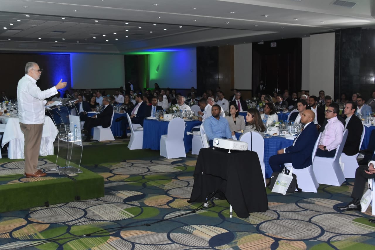 El ministro de Economía, Planificación y Desarrollo, Miguel Ceara Hatton pronuncia la conferencia magistral “Perspectivas Económicas del 2022, en un almuerzo, organizado por la Cámara de Comercio y Producción de Santiago.