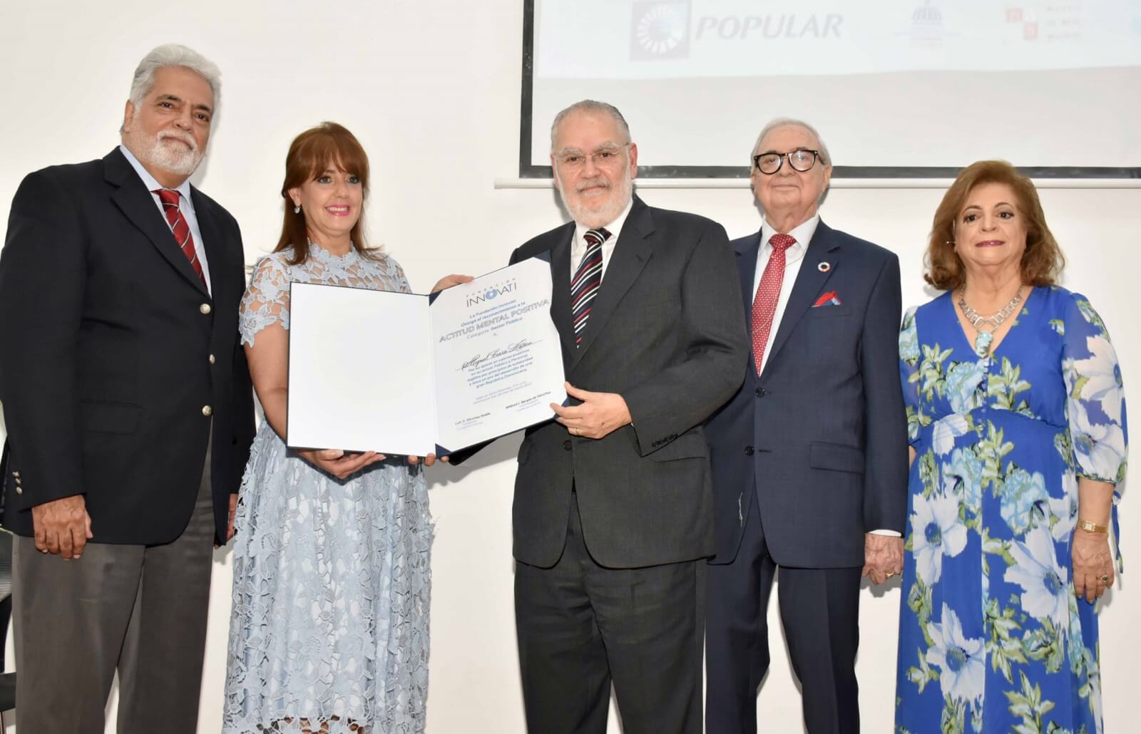 El ministro de Economía, Planificación y Desarrollo, Miguel Ceara Hatton, recibe de la Fundación Innovati el reconocimiento en la categoría sector público.