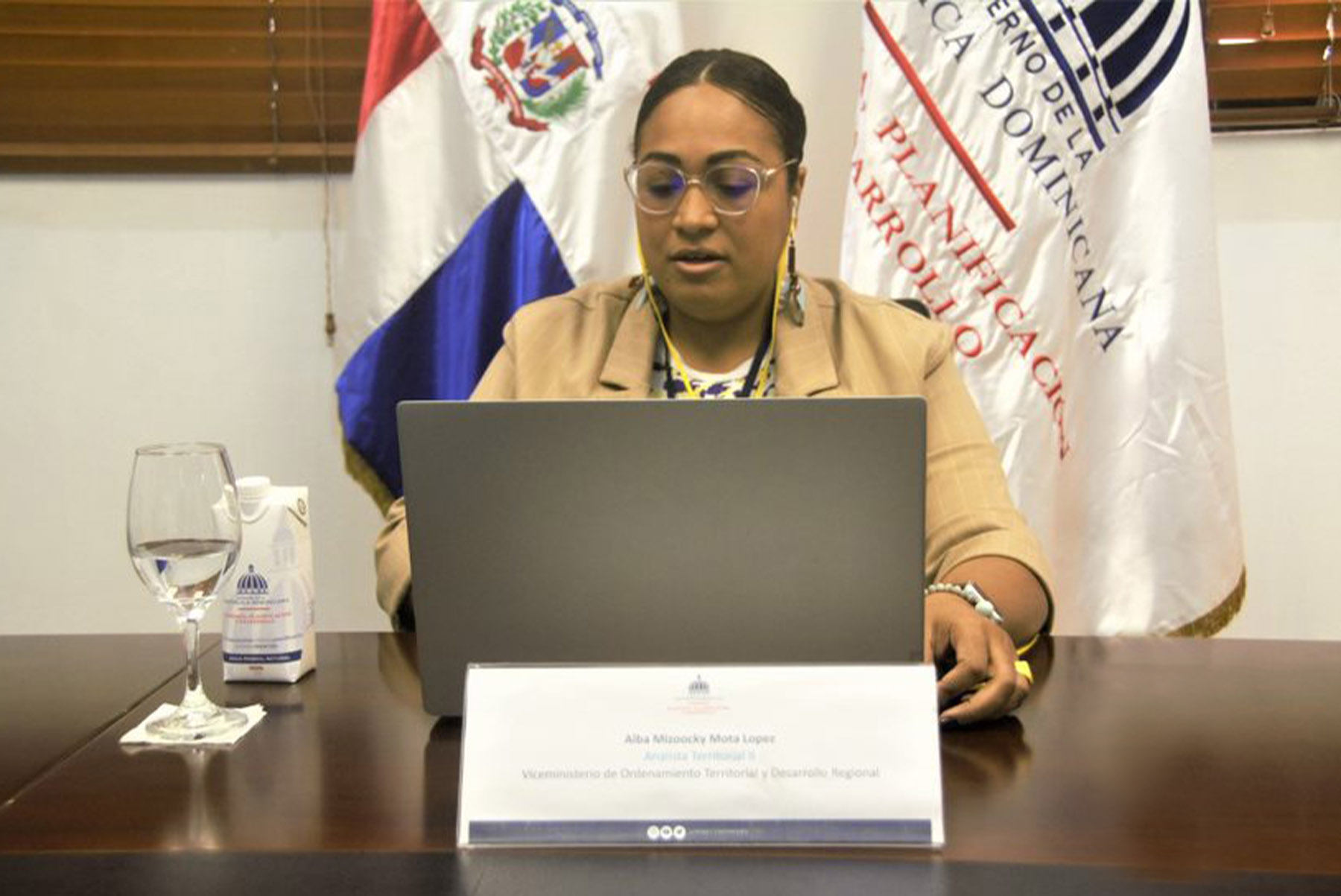 Alba Mizoocky Mota López, analista Territorial II del Viceministerio de Ordenamiento Territorial y Desarrollo Regional, participa en la VIII Semana Económica y Financiera del Banco Central.