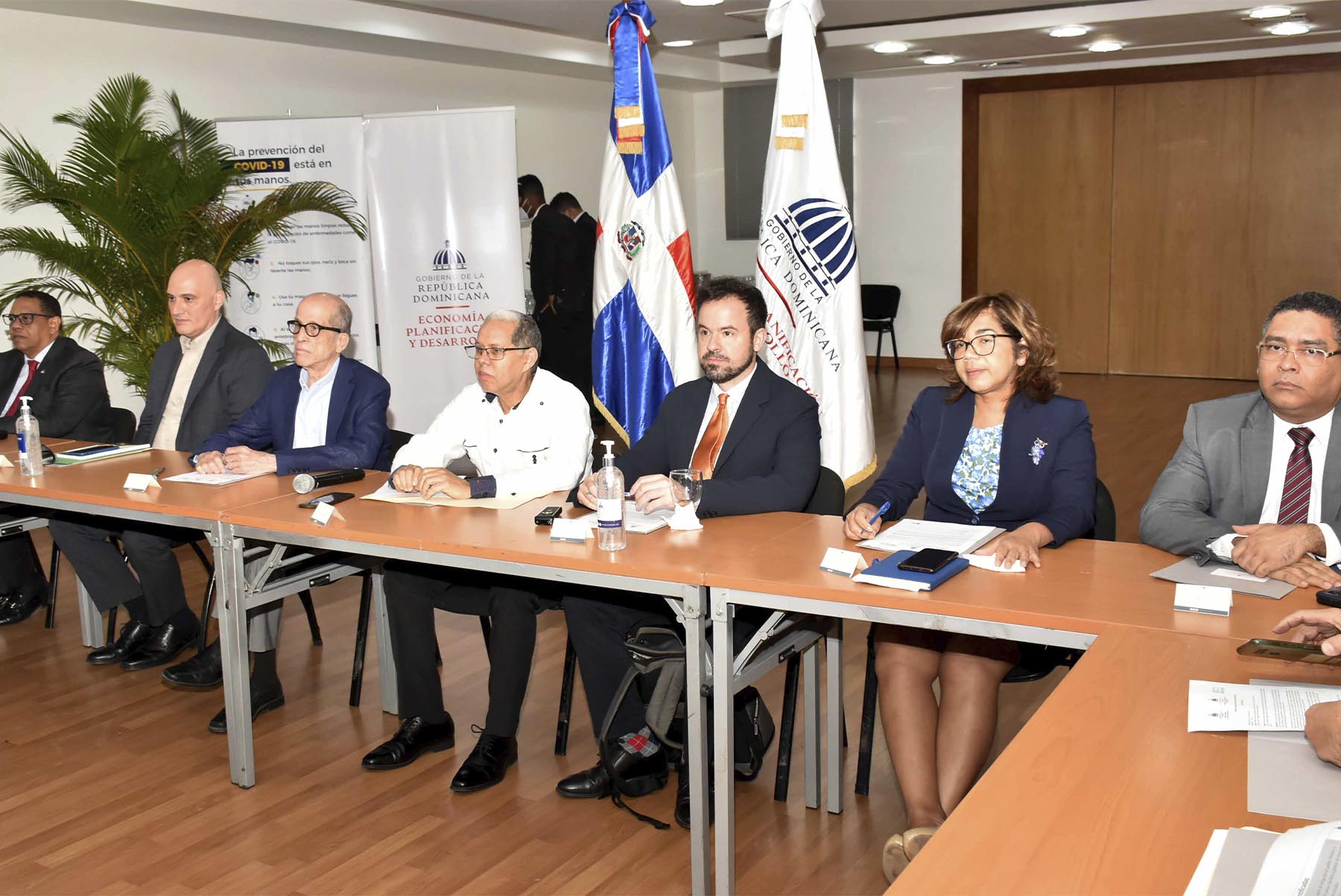 Desde la izquierda, los viceministros Yamel Valera; Pavel Isa Contreras, el vicepresidente ejecutivo del Consejo Nacional para el Cambio Climático y Mecanismo de Desarrollo Limpio, Max Puig; el viceministro Domingo Matías; el gerente regional para América Latina y el Caribe de NDC Partnership, Cayetano Casado; la viceministra Olaya Dotel, el viceministro Alexis Cruz, en la reunión con la misión de alto nivel.