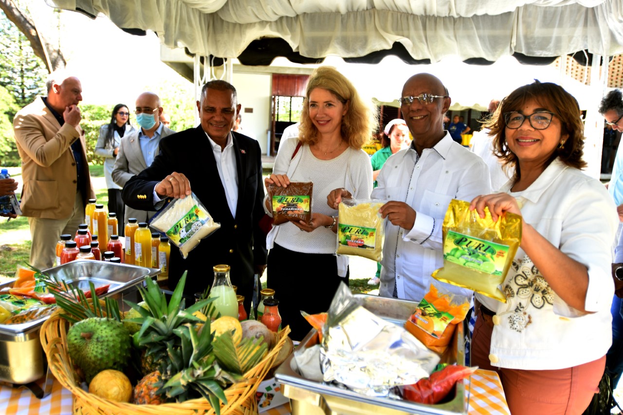 De izquierda a derecha Jorge Guillermo Morales Paulino, viceministro de Fomento a las Mipymes del Ministerio de Industria y Comercio; embajadora Katja Afheldt, jefa de la Delegación de la Unión Europea en República Dominicana; Benito Ferrerias, rector Universidad ISA y Olaya Dotel, viceministr a de Cooperación Internacional del Ministerio de Economía, Planificación y Desarrollo y Ordenadora Nacional de los Fondos Europeos para el Desarrollo.