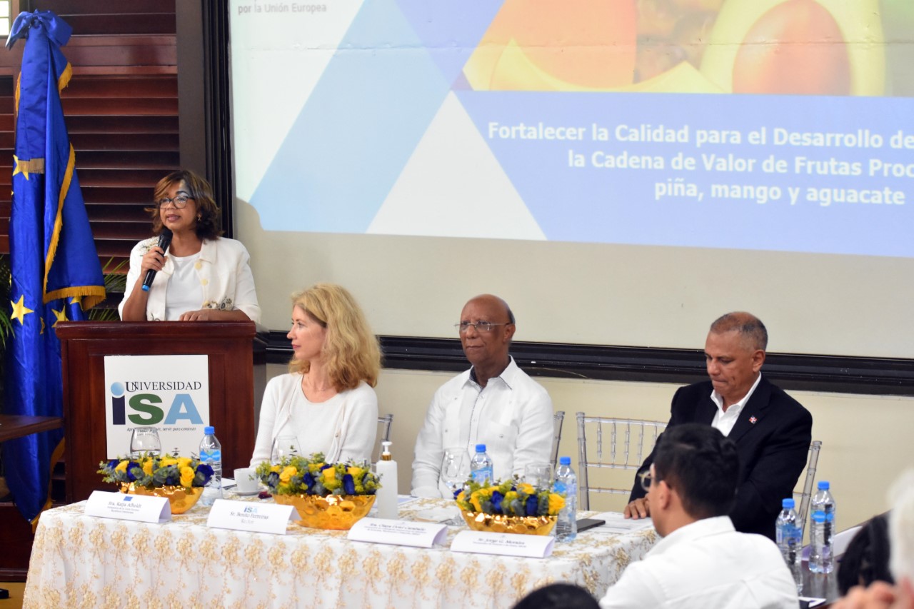 Olaya Dotel, viceministra de Cooperación Internacional del Ministerio de Economía, Planificación y Desarrollo y Ordenadora Nacional de los Fondos Europeos para el Desarrollo, mientras participa en el acto de presentación de los avances y logros alcanzados en el marco del proyecto de “Fortalecimiento de la Calidad para el Desarrollo de las Mipymes de la Cadena de Valor de Frutas Procesadas” (CALIFRUP).