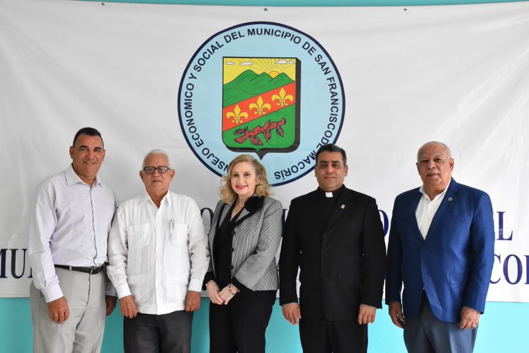 Los representantes del Consejo Económico y Social de San Francisco de Macorís, Padre Isaac García, quien lo preside; así como Miguel Medina, Annie Kushner, Freddy Martínez y Rafael Fernández.