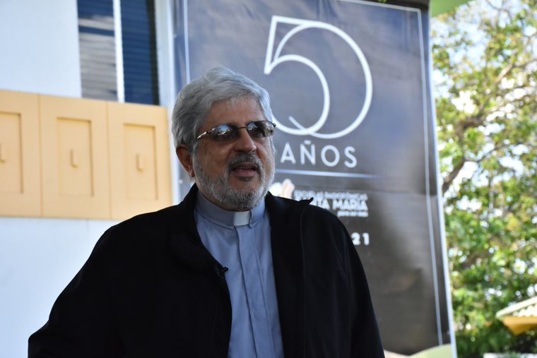 El director de las Escuelas Radiofónicas Santa María, sacerdote Guillermo Perdomo, agradece el proceso formativo del Ministerio de Economía, a través del CASFL.