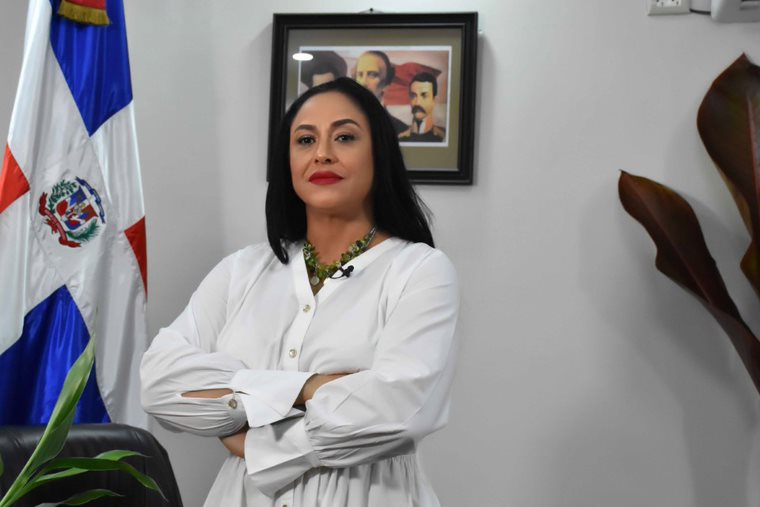 La gobernadora de la provincia María Trinidad Sánchez, Gregoria Correa Amparo, expresa su regocijo con el avance que lleva la construcción del Malecón de Nagua.