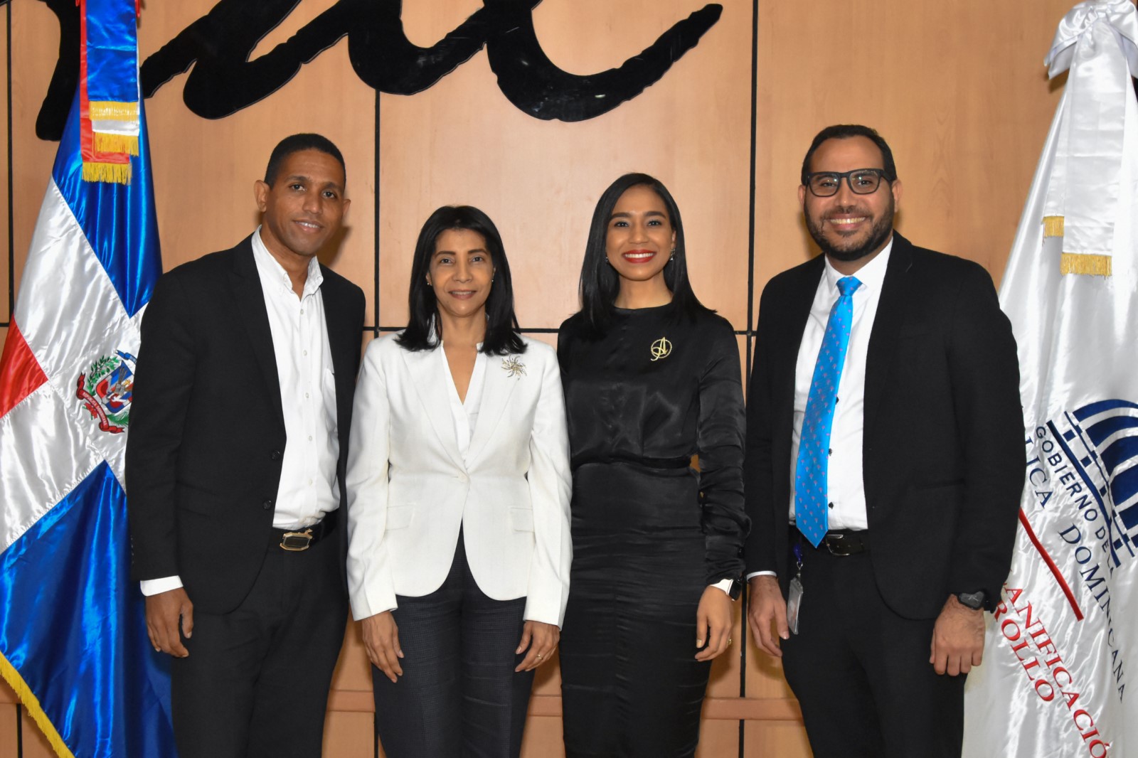 Desde la izquierda los responsables de Activo Fijo, Ernesto Bussi; de Acceso a la Información, Elvira Mercedes; la registradora de contratos del área de jurídica, Alvanely Mejía Santana, y de Presupuesto, Rafael Ventura, miembros del cuerpo técnico asesor.