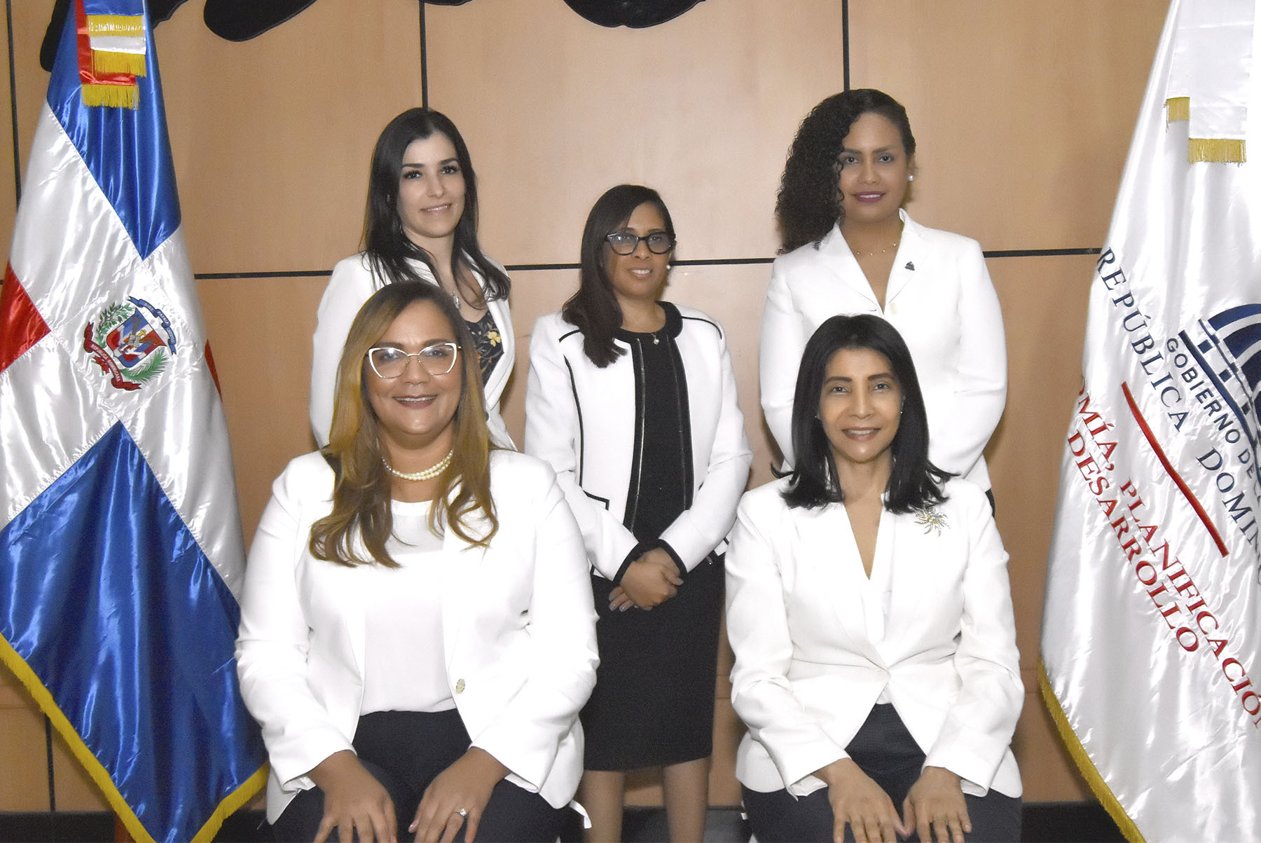 Desde la izquierda (sentadas) la directora de Recursos Humanos, Agueda Suárez, y la responsable de Acceso a la Información, Elvira Mercedes, así como (de pie) las directoras Institucional de Planificación y Desarrollo, Mar García, de Comunicaciones, Elvira Lora, y de Tecnología, Luz Félix, integrantes de la Comisión Electoral.