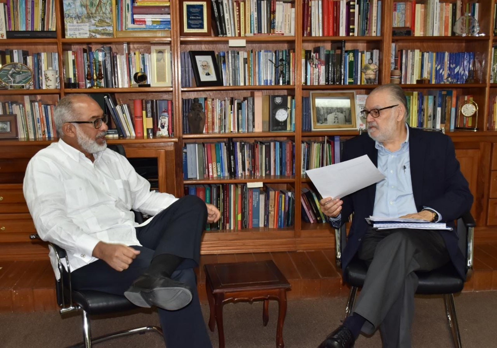 El ministro de Economía, Planificación y Desarrollo, Miguel Ceara Hatton, conversa con el director del periódico El Nuevo Diario, Persio Maldonado.