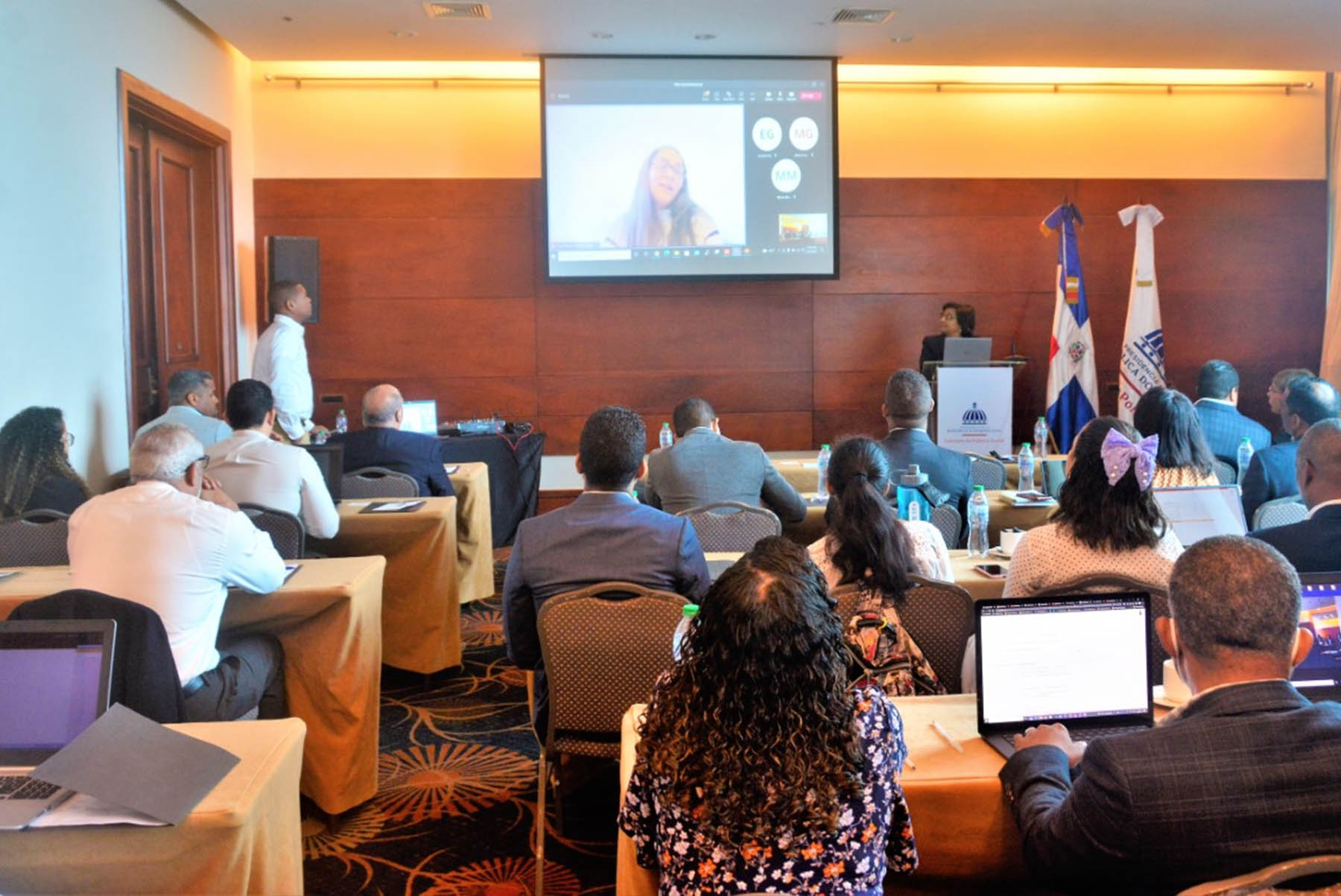 La directora de Gestión del Riesgo de Desastres y Cambio Climático, Mercedes Feliciano en la presentación del taller. 