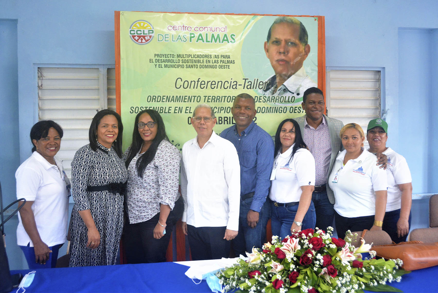 En el centro, el viceministro de Ordenamiento Territorial y Desarrollo Regional, Domingo Matías, junto al el presidente de la Junta Directiva del Centro Comunal de Las Palmas; Andrés Álvarez; el asesor del centro, Demetrio Turbí; la regidora, Digna Chávez; la representante del Distrito Educativo 15-05, Alba Iris Fariñas; el regidor Rubén Aybar; en representación de la Casa Comunitaria de Justicia, Mayra Núñez, y del Servicio Nacional de Salud Santo Domingo Oeste, Daniel Durán