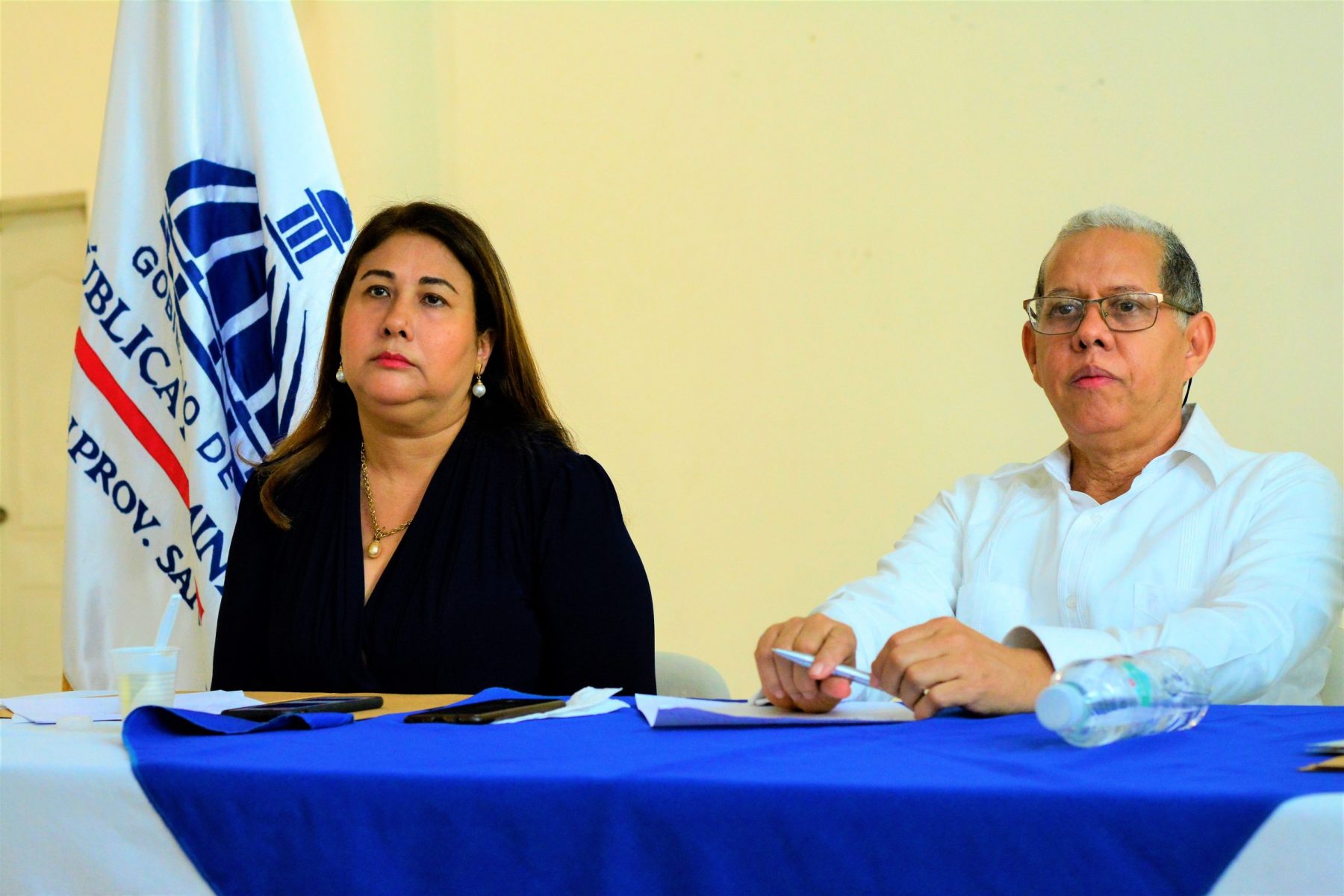 El viceministro de Ordenamiento Territorial y Desarrollo Regional del Ministerio de Economía, Planificación y Desarrollo, Domingo Matías junto a la directora ejecutiva del Centro Nacional de Fomento y Promoción de las Asociaciones sin fines de Lucro, Vielka Polanco.