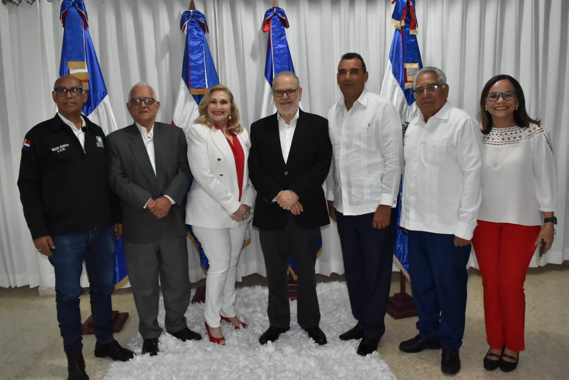 El ministro de Economía, Planificación y Desarrollo, Miguel Ceara Hatton, y la ministra sin cartera, Geanilda Vásquez, junto a las gobernadoras del Cibao Nordeste, viceministros, viceministras, directores y directoras de @MinEconomiaRD.