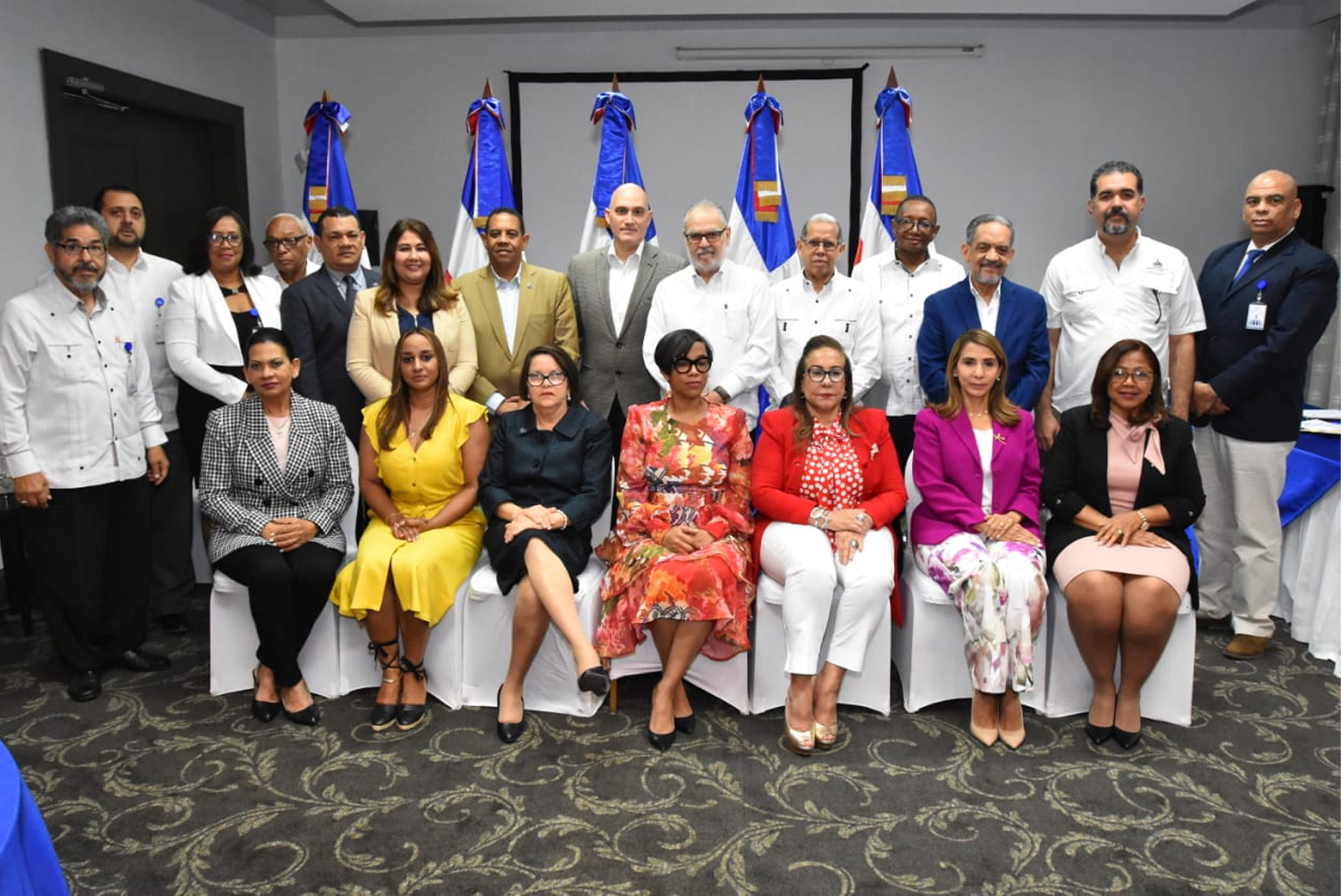 El ministro de Economía, Planificación y Desarrollo, Miguel Ceara Hatton, encabeza el segundo Encuentro de las Gobernadoras Civiles organizado por las Oficinas Regionales de Planificación. Lo acompañan las gobernadoras de Santiago, Rosa Santos Méndez; de Puerto Plata, Claritza Rochtte; de Valverde, Daysi Aquino Mesa; Santiago Rodríguez, Ivelis Almonte; Espaillat, Juana Rosario Candelier; de Montecristi, Nelsy Cruz, y de Dajabón, Rosalba Milagros Peña. También viceministros y directivos de @MineconomiaRD.