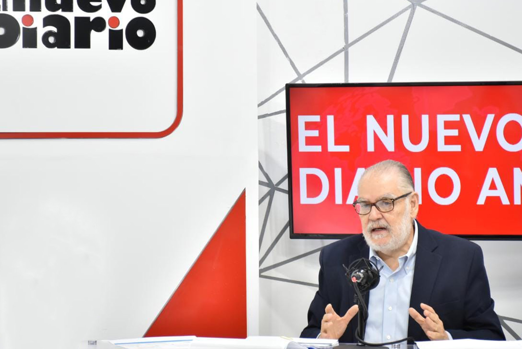 El ministro de Economía, Planificación y Desarrollo, Miguel Ceara Hatton, entrevistado en el programa “El Nuevo Diario AM”.