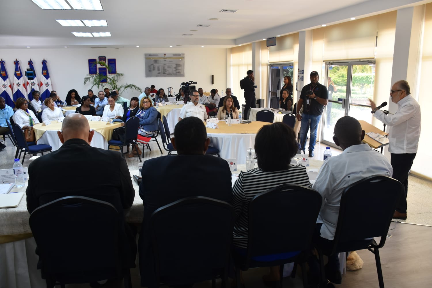 Ministro dando hablando al público 