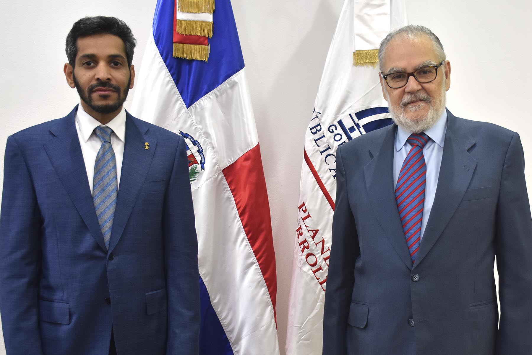 El ministro de Economía, Planificación y Desarrollo, Miguel Ceara Hatton, recibió la visita del embajador extraordinario y plenipotenciario del Reino de Arabia Saudita, Faisal Falah Alharbi, concurrente ante el Gobierno de República Dominicana, con sede en La Habana, Cuba.