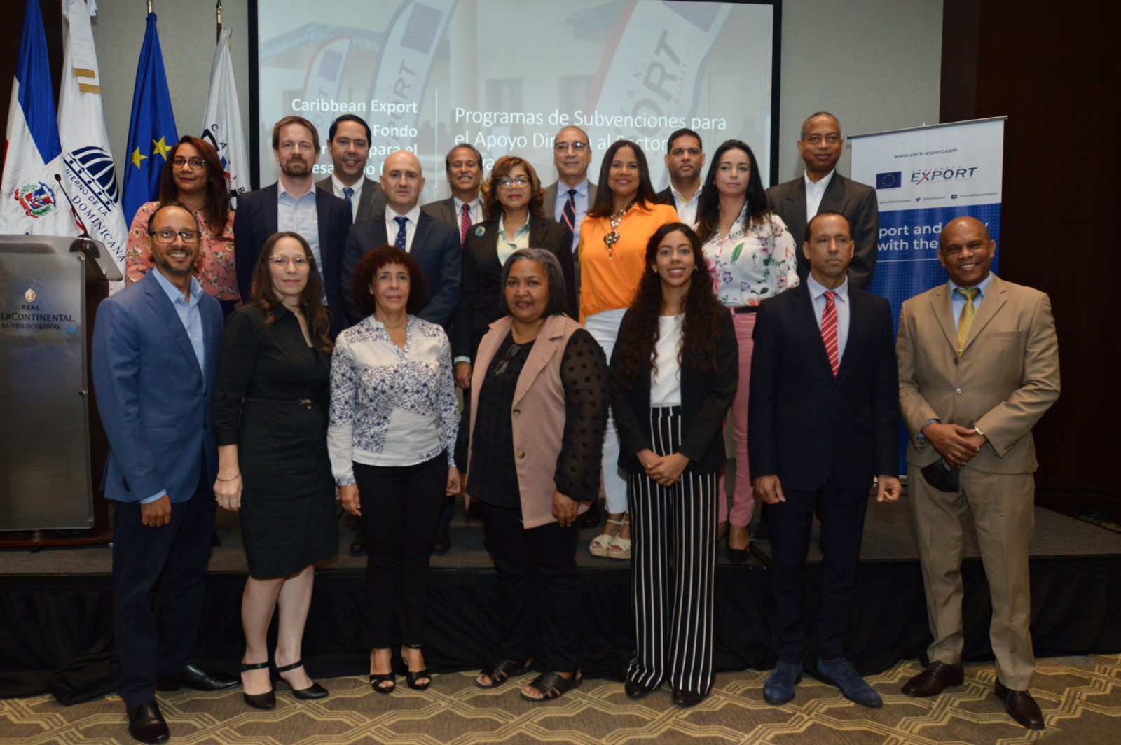 Al centro Olaya Dotel, viceministra de Cooperación Internacional del Ministerio de Economía, Planificación y Desarrollo y Ordenadora Nacional de los Fondos Europeos para el Desarrollo, junto a los representantes de las empresas ganadoras. 