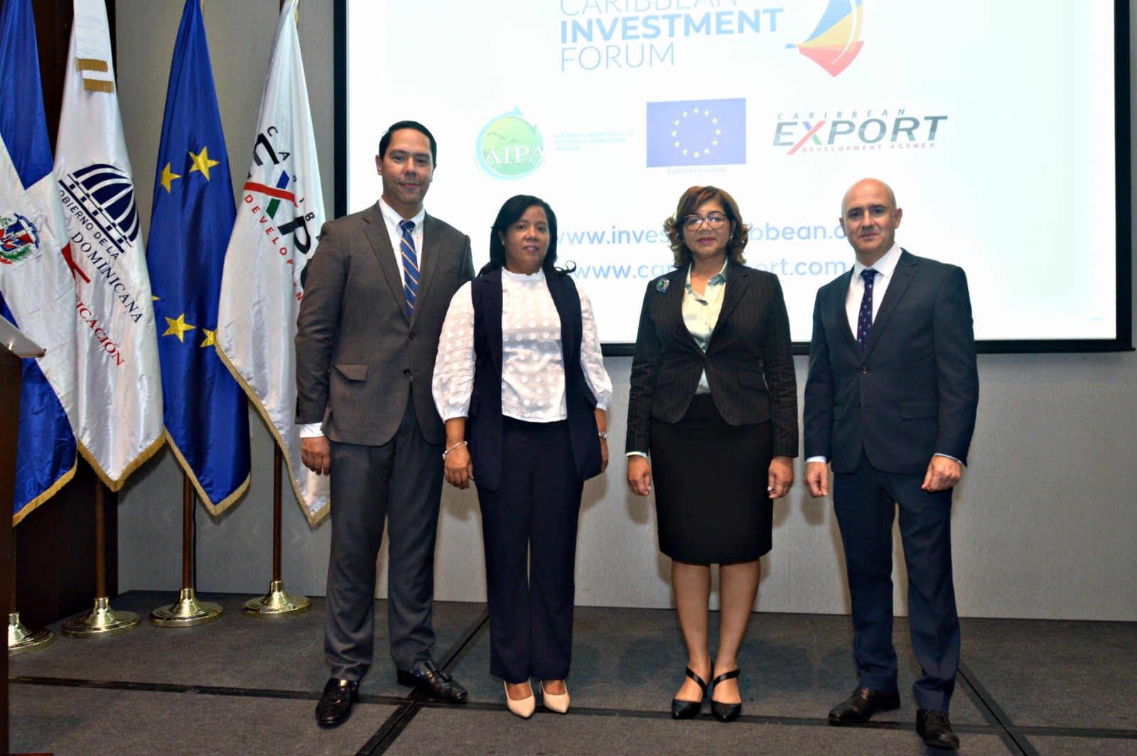 De izquierda a derecha, Leo Naut, director ejecutivo adjunto de la Agencia Caribbean Export; Lidia Encarnación, directora de Cooperación Regional; Olaya Dotel, viceministra de Cooperación Internacional del Ministerio de Economía, Planificación y Desarrollo y Ordenadora Nacional de los Fondos Europeos para el Desarrollo y Luis Araque de Juan, jefe de la Sección de Comercio de la Delegación de la Unión Europea en la Republica Dominicana