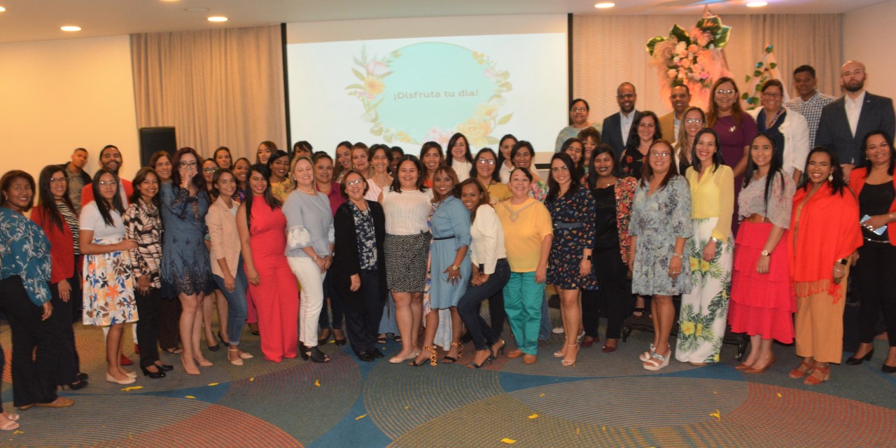 Foto de familia de las secretarias y asistentes durante el agasajo por motivo del Día de la Secretarias. Acompañan el viceministro Yamel Valera, la directora de Recursos Humanos, Águeda Suárez, y funcionarios de Recursos Humanos.
