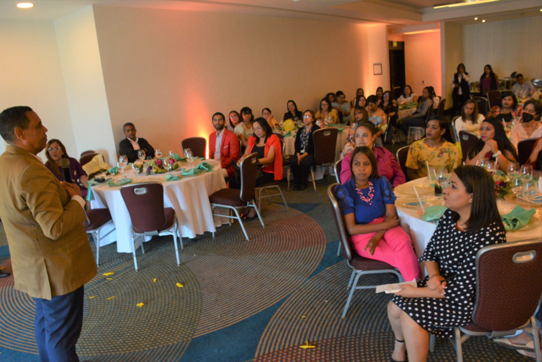 El viceministro administrativo y financiero, Yamel Valera, en representación del ministro Miguel Ceara Hatton, agradeció la presencia de cada una de las secretarias y los asistentes y los motivó a seguir trabajando con amor a favor del país pese a los momentos difíciles de los últimos tiempos.