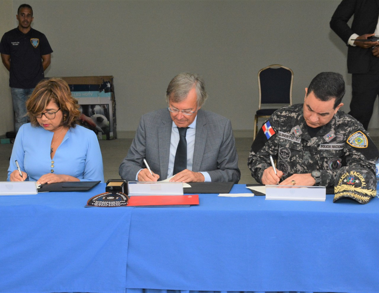 La viceministra durante la firma, junto al embajador de España en la República Dominicana, Antonio Pérez Hernández y Torra y el director general de la Policía Nacional, Eduardo Alberto Then.