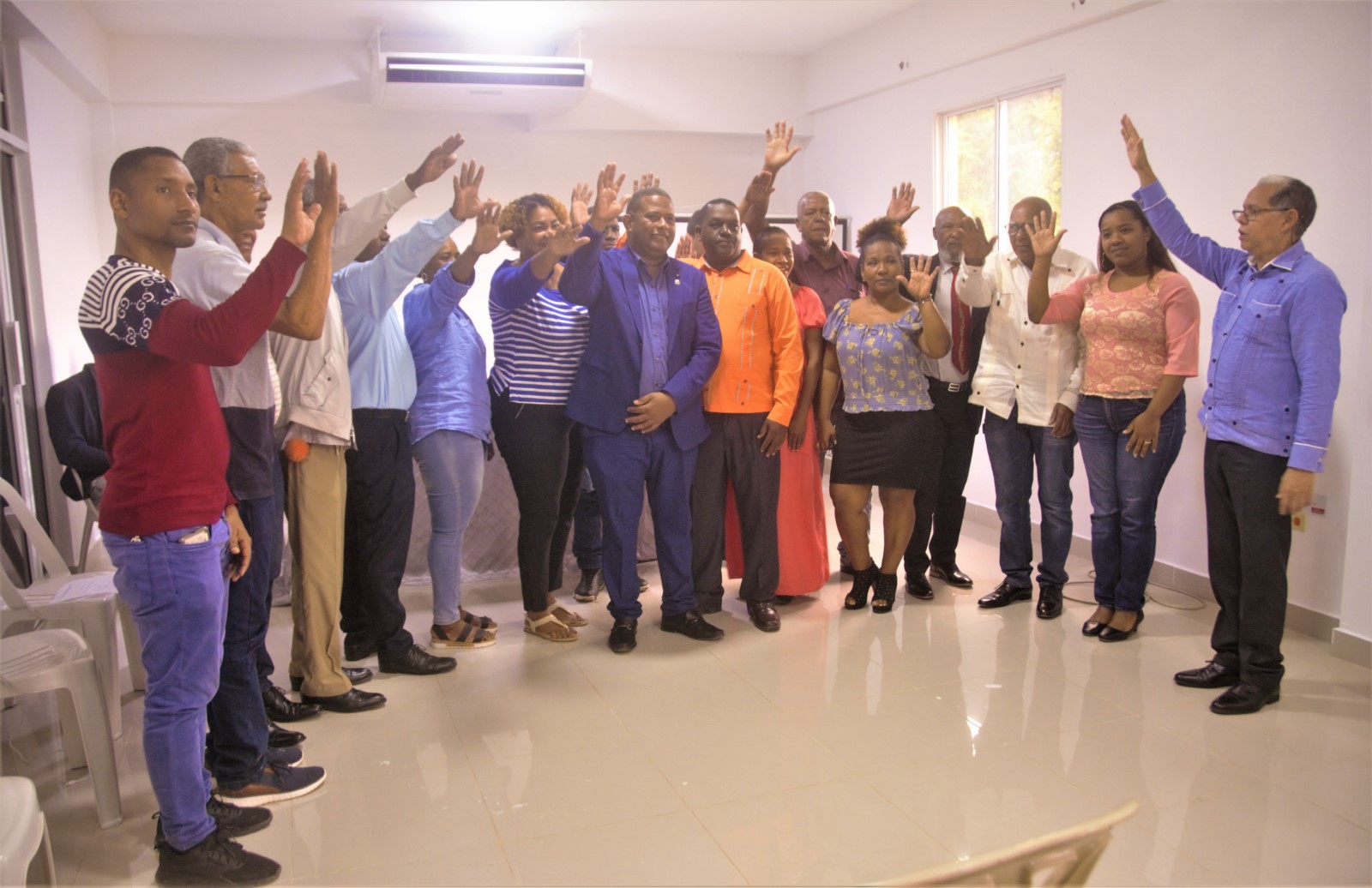 El viceministro Domingo Matías juramentó a los miembros del Consejo de Desarrollo Municipal de Guerra en la Plaza Ferreiras de esta comunidad. 
