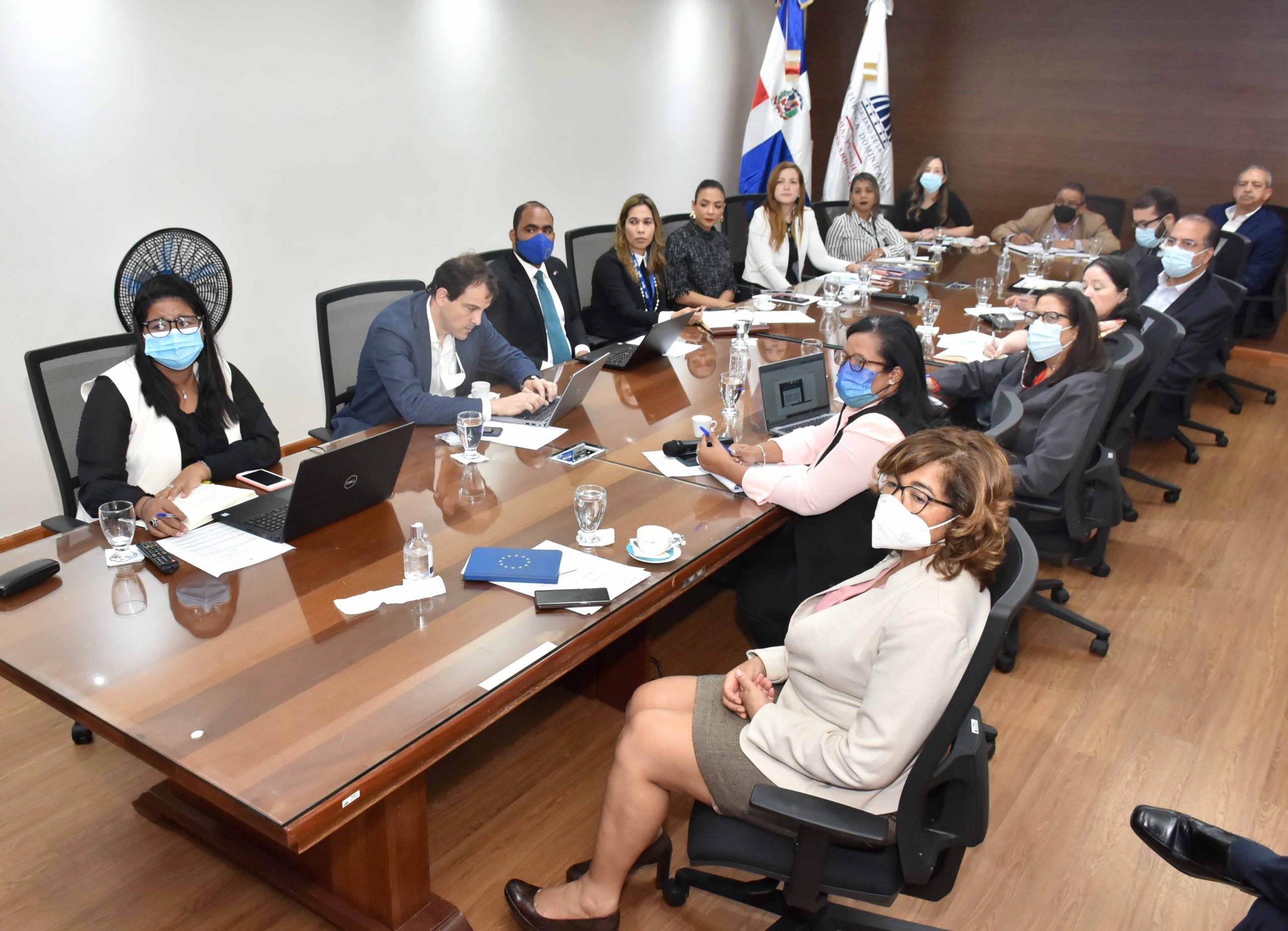 A la reunión asistieron de forma presencial representantes del MEPyD, de la UE y de sectoriales