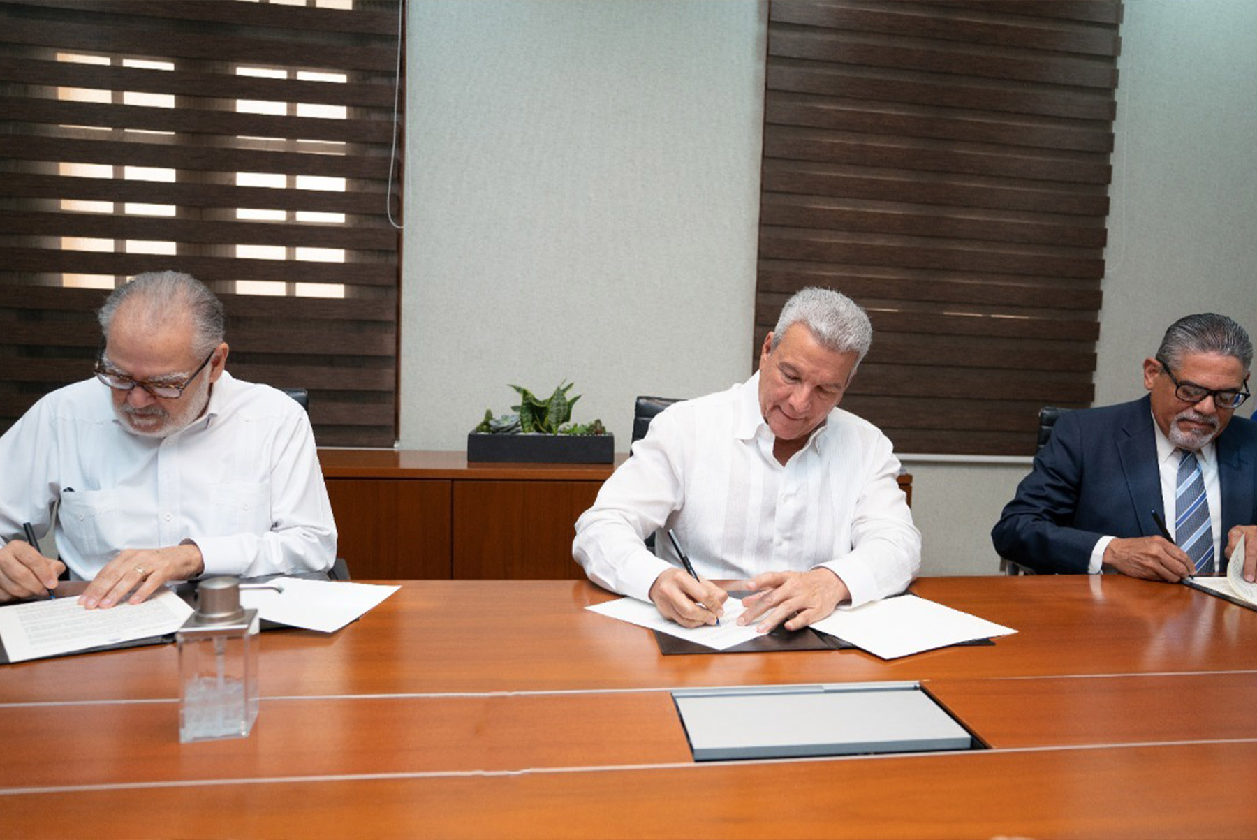 Minpre, Ministerio de Economía y Ogtic firman acuerdo para implementar Sistema 311 en proyecto Proresiliencia