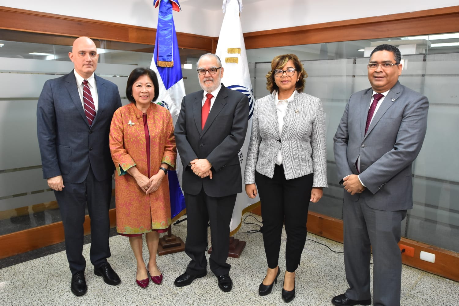 Mari Pangestu, directora gerente de Políticas de Desarrollo y Alianzas del Grupo Banco Mundial, acompañada por el ministro de Economía Planificación y Desarrollo, Miguel Ceara Hatton, y los viceministros Pavel Isa y Alexis Cruz, y la viceministra Olaya Dotel.