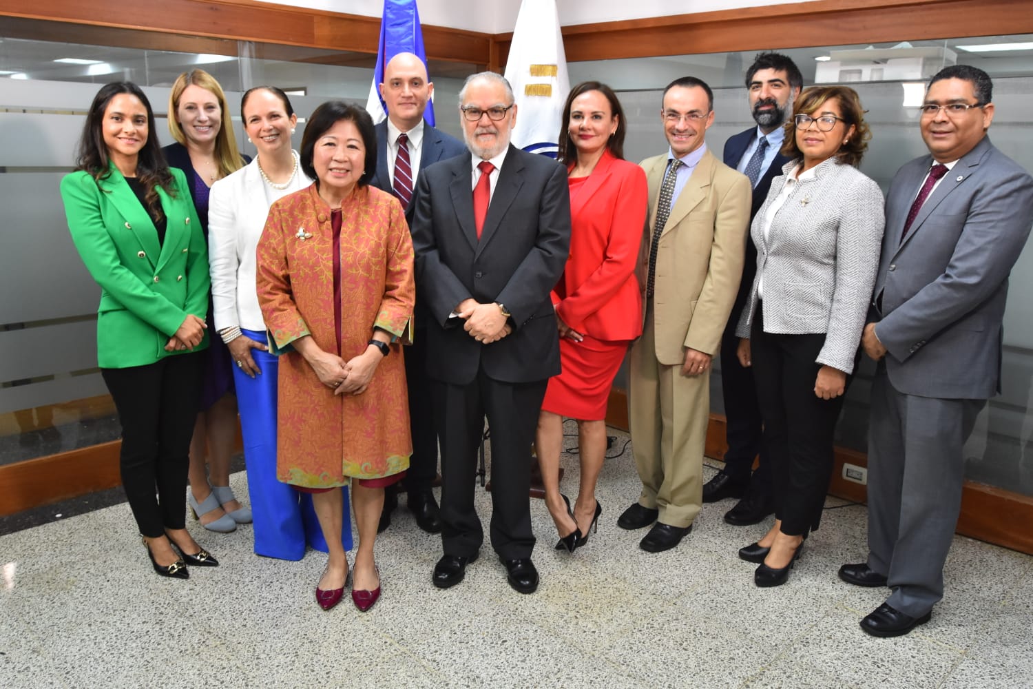Mari Pangestu, directora gerente de Políticas de Desarrollo y Alianzas del Grupo Banco Mundial, acompañada por el ministro de Economía Planificación y Desarrollo, Miguel Ceara Hatton; el director del Banco Mundial para Centroamérica y República Dominicana, Michel Kerf, la representante residente del Banco Mundial en el país, Alexandria Valerio, y la representante del IFC en el país, Carolina Cárdenas.
