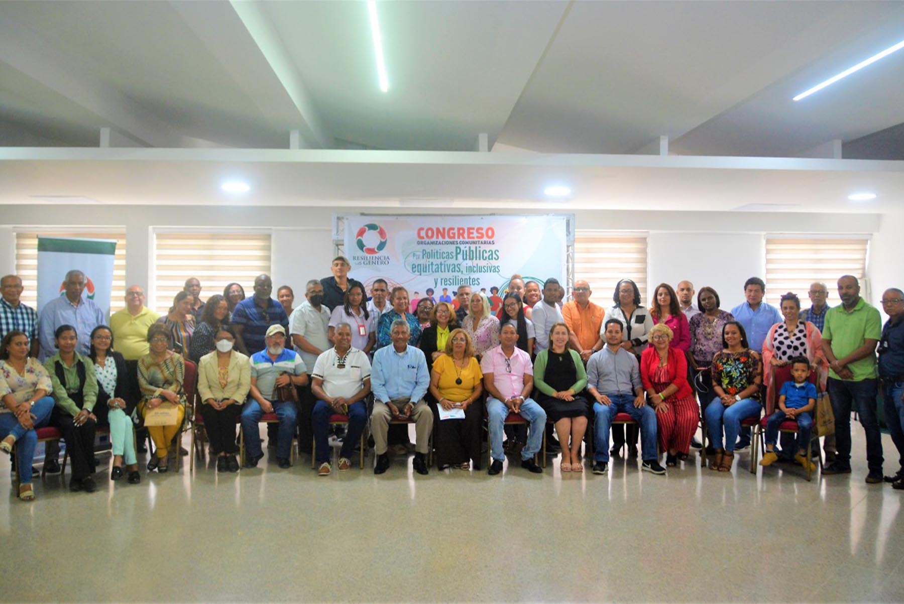 Representantes comunitarios que asistieron al Congreso de Políticas Públicas Equitativas y Resilientes en el ayuntamiento de Santiago.