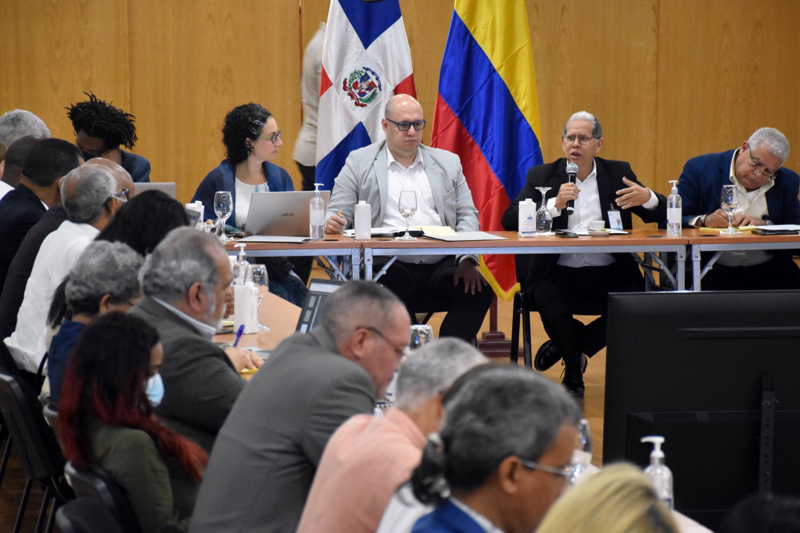 Domingo Matías, el viceministro de Ordenamiento Territorial y Desarrollo Regional del Ministerio de Economía, Planificación y Desarrollo, junto al experto Alejandro Pimienta Betancur y la experta Gloria Isabel Quintero, director del Instituto de Estudios Regionales, y socióloga de la Universidad de Antioquia, de Colombia, respectivamente.