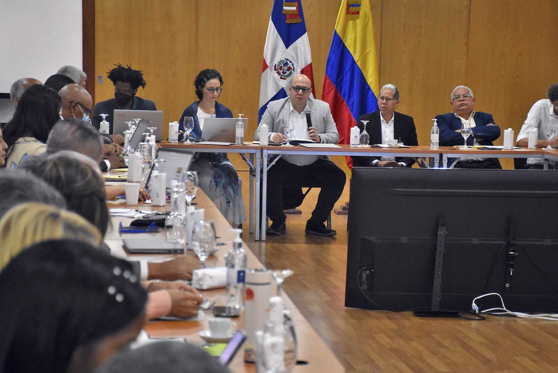 Domingo Matías, viceministro de Ordenamiento Territorial y Desarrollo Regional del Ministerio de Economía, Planificación y Desarrollo, junto al experto Alejandro Pimienta Betancur y la experta Gloria Isabel Quintero, director del Instituto de Estudios Regionales, y socióloga de la Universidad de Antioquia de Colombia, respectivamente.