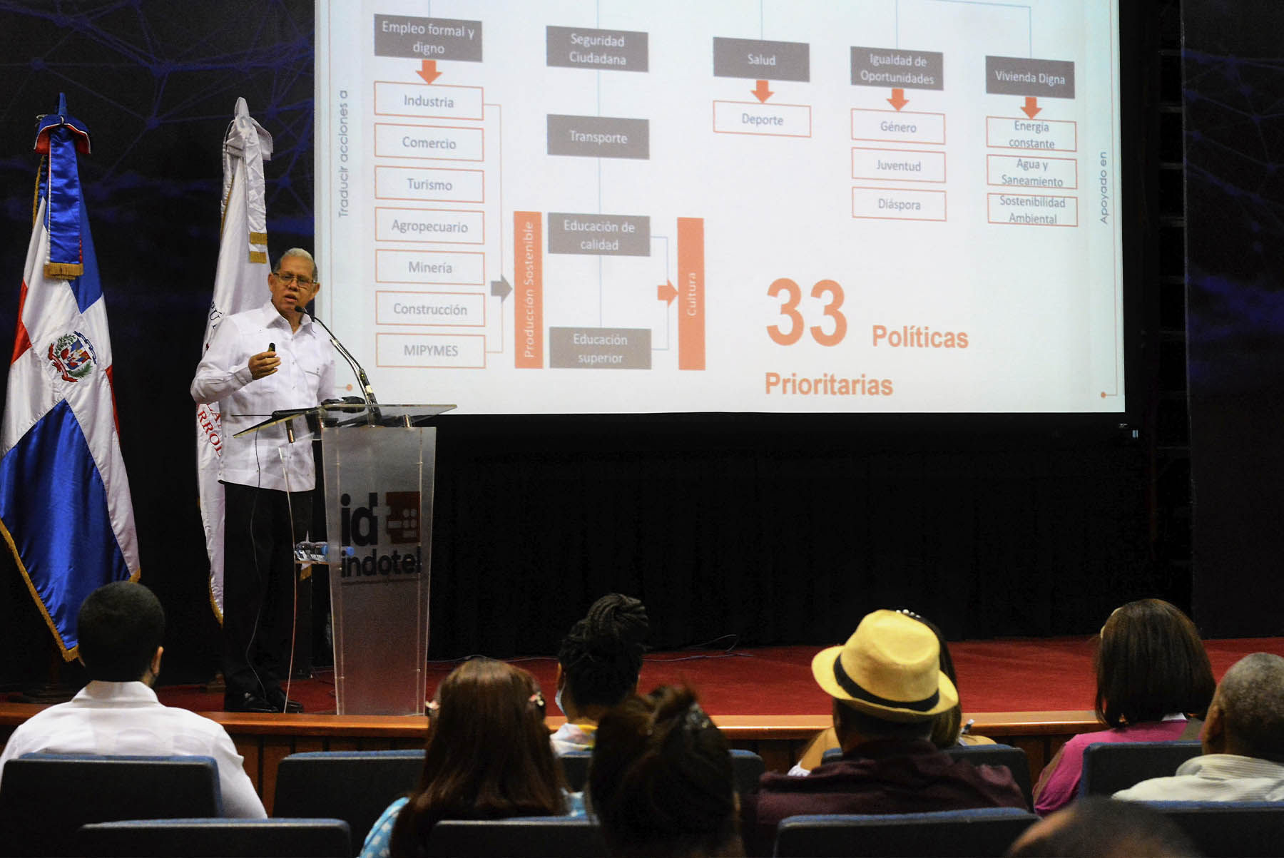 El viceministro de Ordenamiento Territorial y Desarrollo Regional, Domingo Matías, en su ponencia