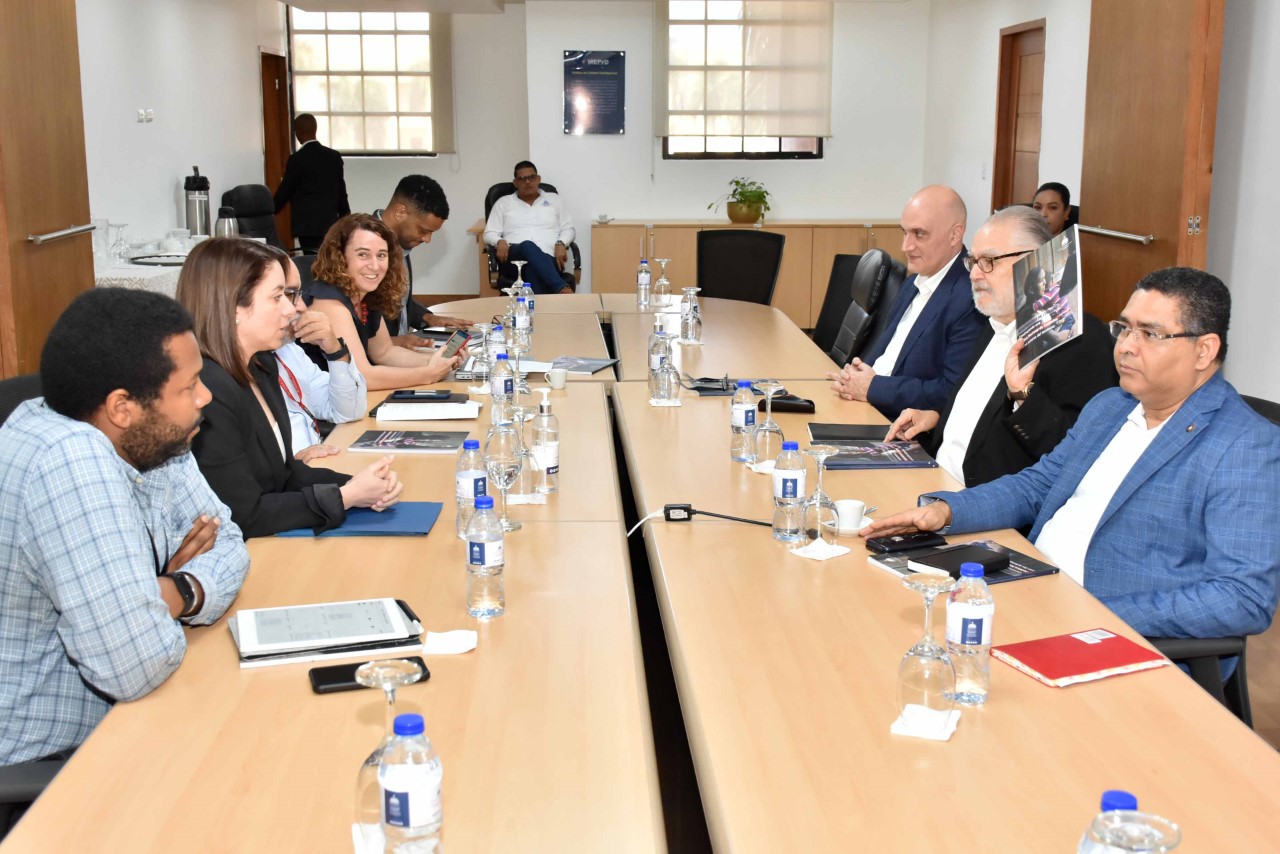 Miguel Ceara Hatton, ministro de Economía, Planificación y Desarrollo, encabeza encuentro con representantes del programa SUPERATE, SIUBEN y el Banco Mundial.