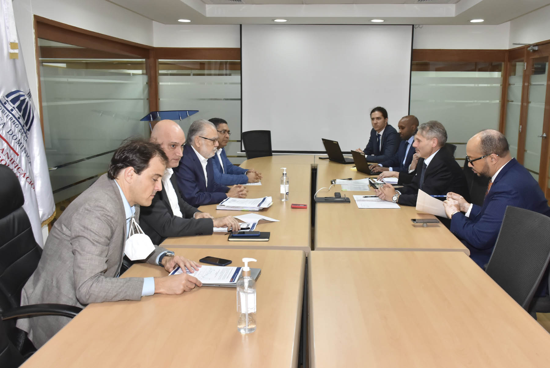 El ministro de Economía, Planificación y Desarrollo, Miguel Ceara Hatton, dialoga con la misión del FMI, encabezada por Esteban Vesperoni, junto a los viceministros, Alexis Cruz, y Pavel Isa Contreras, así como el director general de Inversión Pública, Martín Francos