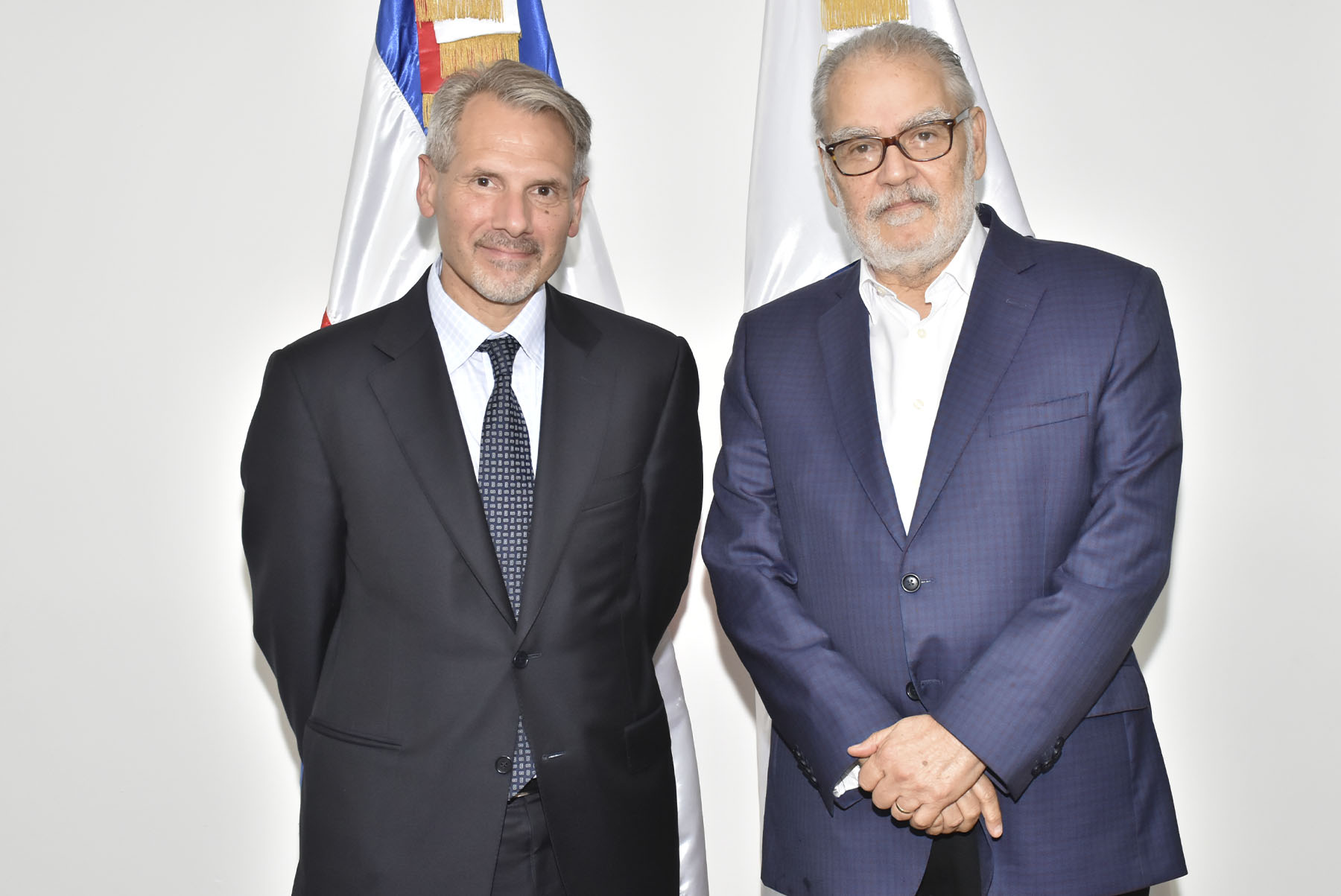 El ministro de Economía, Planificación y Desarrollo, Miguel Ceara Hatton, y el jefe de la misión del Fondo Monetario Internacional, Esteban Vesperoni.