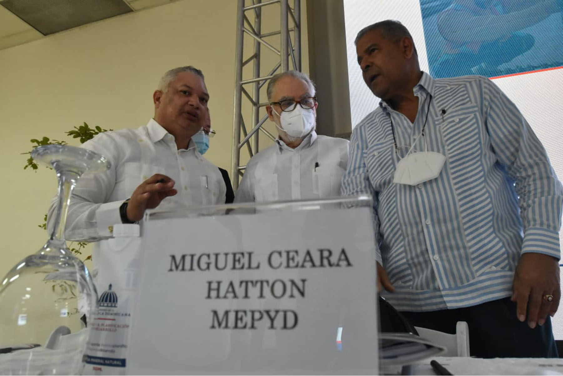 El ministro de Economía, Planificación y Desarrollo, Miguel Ceara Hatton, y el ministro de Administración Pública, Darío Castillo, durante la actividad El Gobierno en las Provincias, este 22 de mayo.